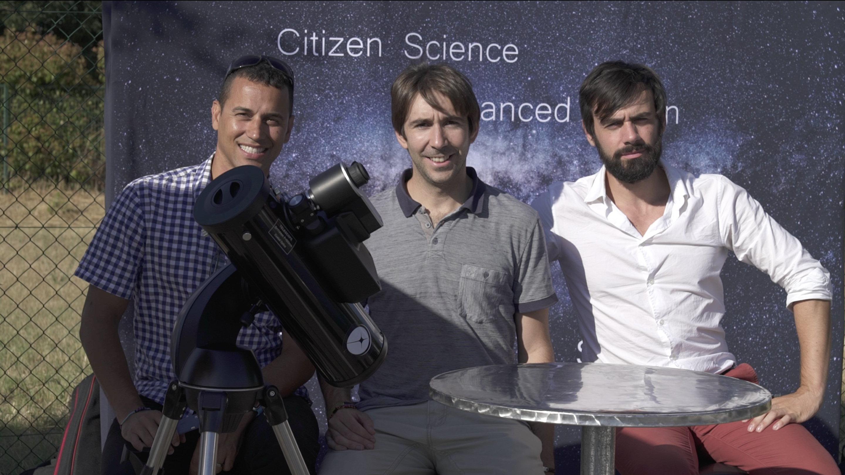 Da esquerda para a direita: Franck Marchis (astrônomo CSO e SETI Institute), Arnaud (Presidente e CTO), Laurent (CEO) e o protótipo de demonstração mostrado em Aix-en-Provence, França, em junho de 2017